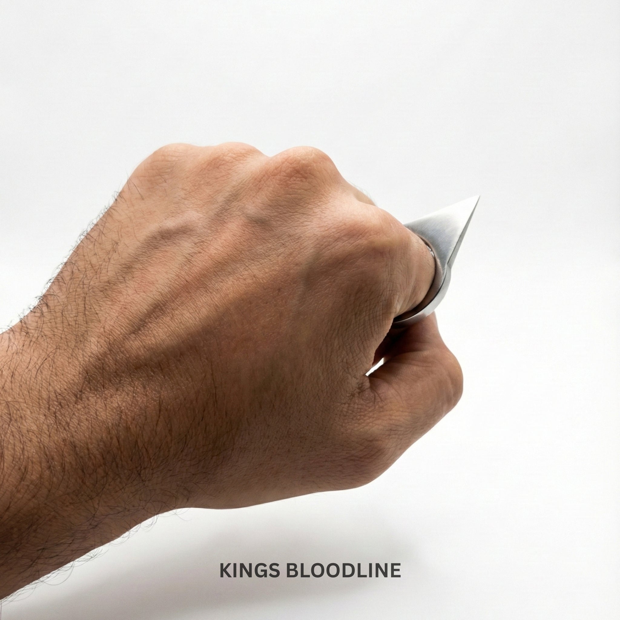 Batman_self_defence_rings steel on hands 